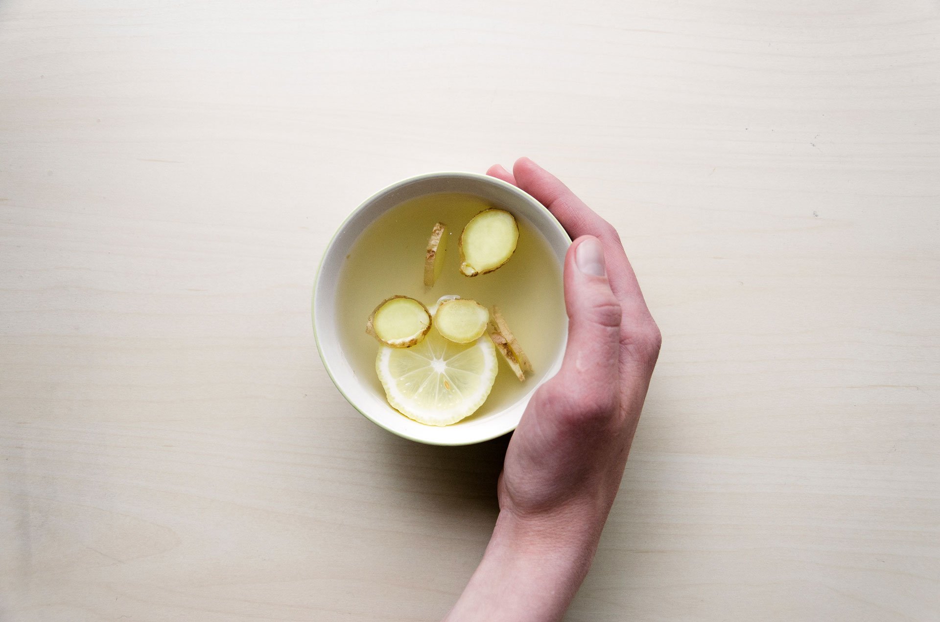 Infusion of lemon and ginger in hot water