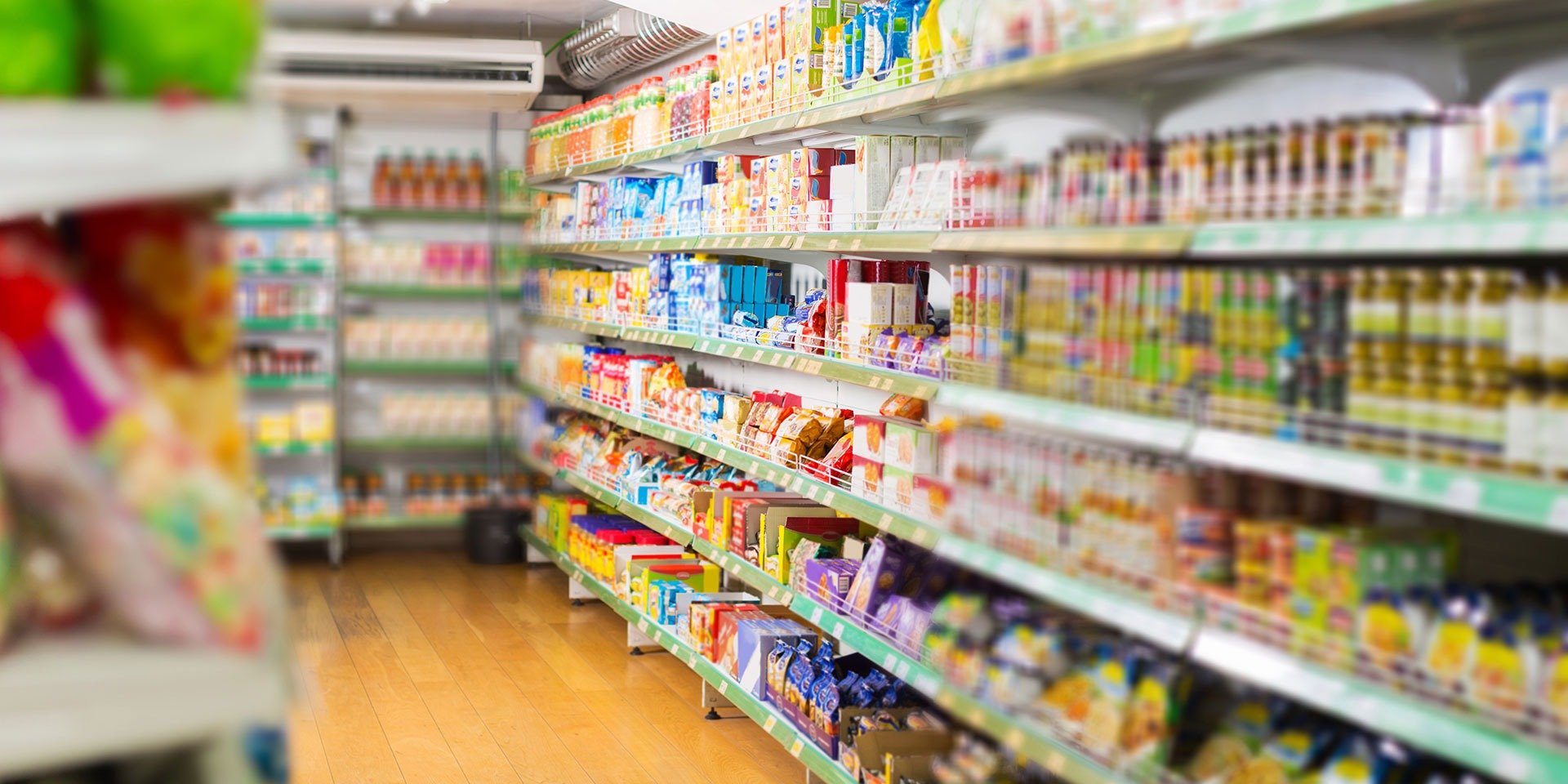 grocery shore shelves contain a lot of plastic waste