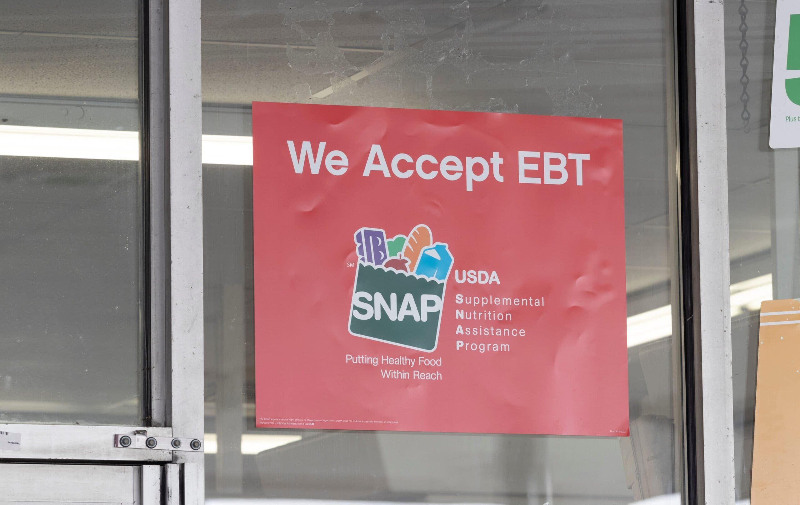 a sign at a grocery store that they accept SNAP benefits